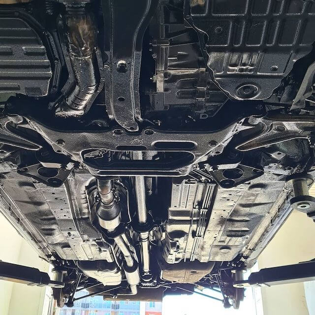 Пример днища авто после антикоррозийной обработки